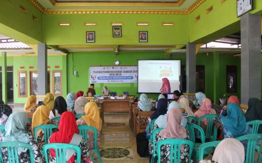 Pelatihan PMT untuk Balita bersama narasumber dari Puskesmas Gadnrungmangu II